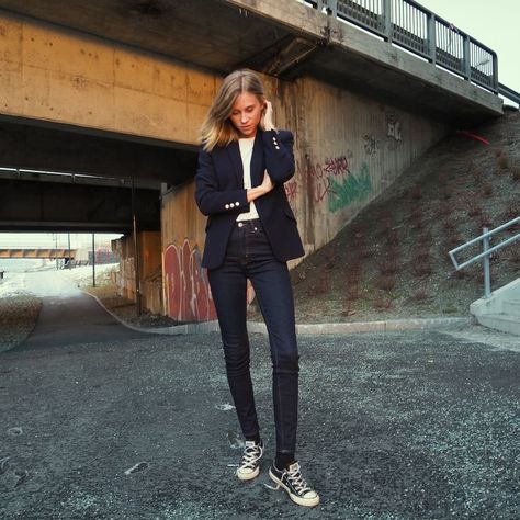 The title Tomboy Dresses, Girl's Swag, Chic Sneakers, Stockholm Street Style, Dark Autumn, Autumn Casual, Street Style Chic, Casual Suit, Street Chic