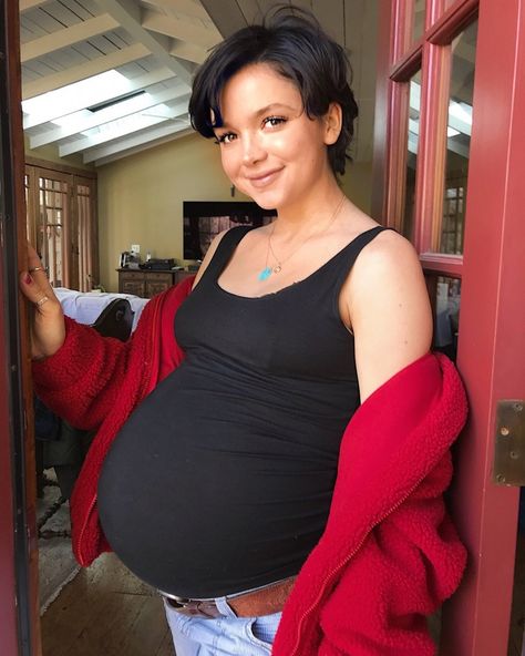 The Bachelor alum Bekah Martinez and her boyfriend Grayston Leonard have welcomed their first child into the world! #TheBachelor #Bachelor Bekah Martinez, 20 Weeks Pregnant, Short Curly Haircuts, The Bachelor, Girl Short Hair, Curly Hair Cuts, Pixie Hairstyles, Pregnancy Photoshoot, Pixie Haircut