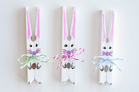 These clothespin bunnies are so adorable and they're really simple to make! They're a great little Easter decoration and a super cute Easter craft to make with the kids. This is a fun and easy spring craft idea! Easter Crafts To Make, Clothespin Crafts, Rabbit Crafts, Fun Easter Crafts, Easy Easter Crafts, Spring Easter Crafts, Easter Bunny Crafts, Egg Crafts, Clothes Pin Crafts