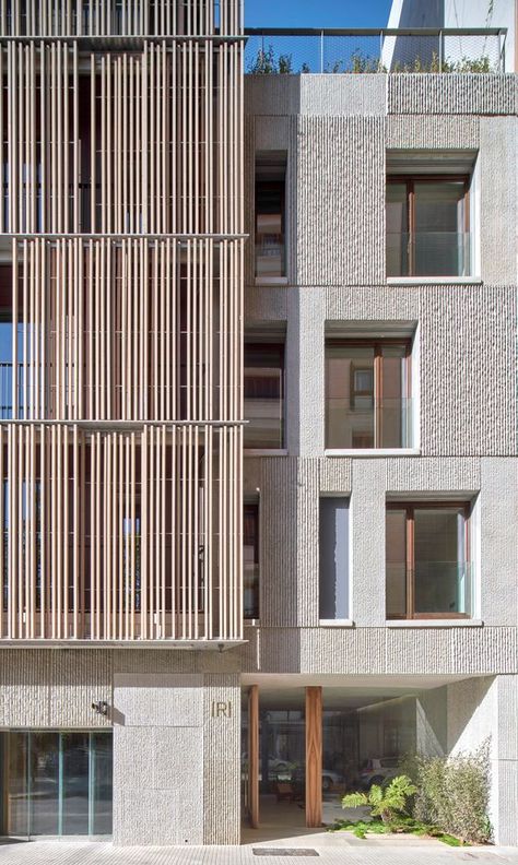 OHLAB: In the heart of the city of Palma, at 15 Passeig de Mallorca, the massing of this residential development addresses the environment. #architecture #house #fashion #decor #diy #homedecor #amazingarchitecture #interiordesign #contemporaryhome #modern #residence #designer Courtyard Apartments, Wood Facade, Wooden Facade, Facade Material, Concrete Facade, Wood Screens, Stone Facade, Stone Cladding, Residential Complex