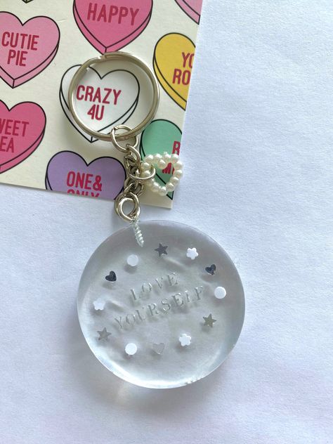 Porte-clés rond transparent Love Yourself | BTS, Army, Fandom, Kpop, Résine, Coeur, Paillette, Cadeau by luvbb on Etsy Transparent Keychain, Kpop Heart, Love Yourself Song, Love Keychain, Fandom Kpop, Heart Keyring, Kindle Case, Bts Love Yourself, Love Yourself