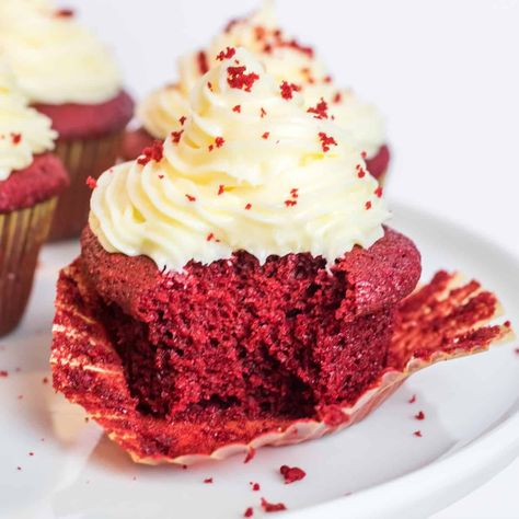 Best Red Velvet Cupcake Recipe, Moist Red Velvet Cupcakes, Red Velvet Muffins, Cupcakes From Scratch, Red Velvet Cupcakes Recipe, Red Velvet Flavor, Cream Cheese Frosting Easy, Moist Cupcakes, Red Velvet Cupcake