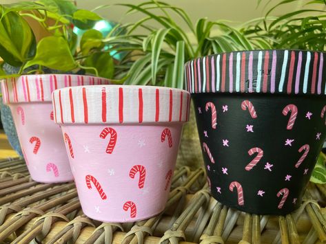 Terracotta Pot Christmas Ideas, Christmas Pot Painting, Plant Pot Christmas Ideas, Painted Pots Christmas, Flower Pot Painting Ideas Christmas, Christmas Painted Clay Pots, Christmas Clay Pots, Plant Pot Painting Ideas Christmas, Xmas Pots