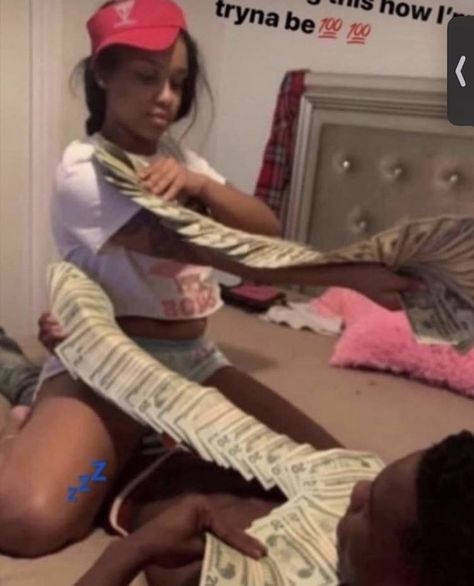 Black Couple With Money, Boyfriend Pics, Mood With Bae, Money Girl, Bad Girl Wallpaper, Money Stacks, Black Love Couples, Couple Goals Teenagers, Couples Vibe