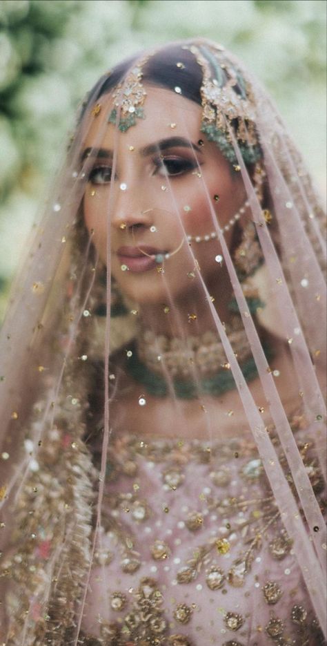 Pakistani Wedding Photography, Indian Wedding Poses, Bride Photos Poses, Wedding Portrait Poses, Wedding Photoshoot Poses, Wedding Couple Poses Photography, Bridal Photoshoot, Bride Photography, Wedding Photos Poses