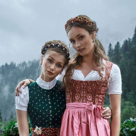 Austrian Women, Good Costumes, Oktoberfest Hair, Austrian Clothes, Traditional German Clothing, German Costume, German Clothing, Festive Dress, German Outfit