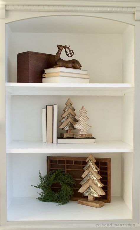 Stylish Bookshelves, Peaceful Christmas, Minimalist Christmas Decor, Natural Christmas Decor, Neutral Christmas Decor, Minimal Christmas, Modern Christmas Decor, Christmas Decor Inspiration, Simple Christmas Decor