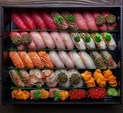 Expensive Sushi, Sushi Box, Japanese Food Sushi, Sushi Menu, Sushi Platter, Sleepover Food, Fine Dining Recipes, Healthy Lifestyle Food, Sushi Recipes