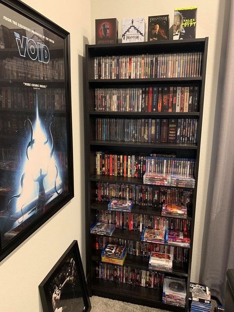 Horror Movie Display, Horror Dvds Aesthetic, Horror Movie Shelf, Movie Shelf Aesthetic, Movie Collection Room, Movie Shelf Ideas, Movie Collection Display, Horror Movie Bedroom, Goth Gamer Room