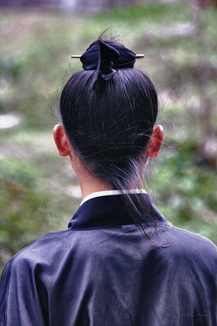 Chinese Daoist hair style which was also traditional Chinese commoner's hair style. “ Formal Wedding Hair, Top Knot Men, Man Bun Top Knot, Elf Rogue, Messy Top Knots, Earth Kingdom, Braided Top Knots, Hairstyle Names, Top Knot Bun