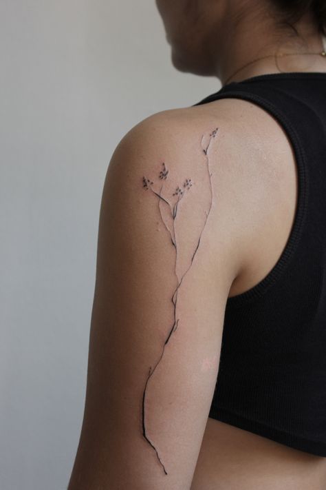 tattoo abstract botanical flower tattoo idea ботаническая татуировка необычная тату идеи уникальный стиль татуировка на руке arm tattoo Divine Feminine Tattoo Meaning, Shoulder Branch Tattoo, Minimal Botanical Tattoo, Between Breast Tattoos For Women Simple, Botanical Flow Tattoo, Back Upper Arm Tattoo, Minimalist Botanical Tattoo, Abstract Floral Tattoo, Twig Tattoo