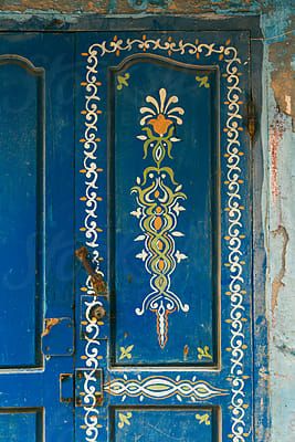 Norwegian Door Painting, Metal Door Painted Like Wood, Hand Painted Front Door, Door Painting Ideas Creative, Painted Doors Interior Creative, Painted Doors Interior, Paint Doors Interior, Folklore Design, Stenciled Doors