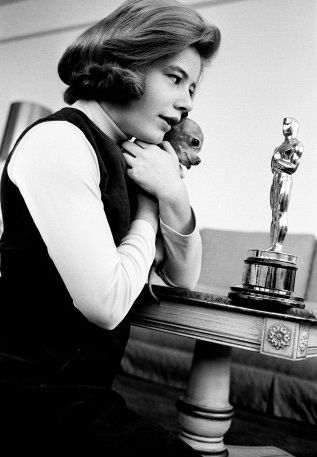 0 patty duke at home with her chihuahua and her oscar 1964 Patty Duke, Classic Actors, Anna Marie, Chihuahua, At Home, Actors, Animals, Fictional Characters