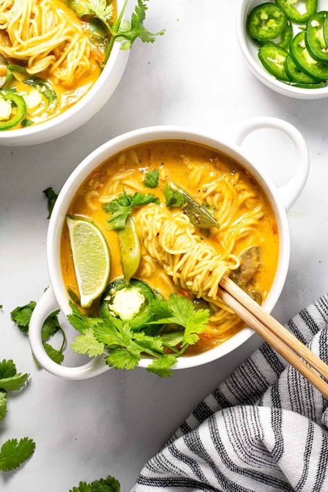 Easy Vegan Curry Ramen Noodles | 20 minutes is all it takes to get this healthy, vegan dinner on the table! Loaded with fresh veggies and rich curry flavors, you'll feel good about serving this meal to your family! #midwestfoodie Curry Ramen Noodles, Vegan Curry Ramen, Noodles Video, Easy Vegan Curry, Veggie Curry, Curry Ramen, Healthy Vegan Dinner, Easy Veggie, Vegan Curry