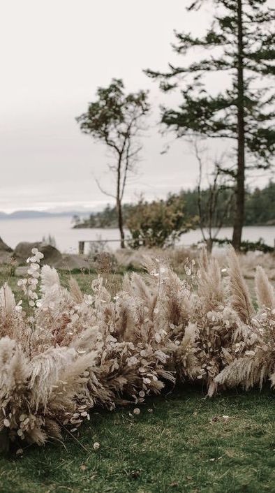 Pampas Installation, Dried Decor, Autumn Neutrals, Flower Ceremony, Wedding Tulum, Pampas Wedding, Daisy Wedding Flowers, Floral Installation, Modern Wedding Flowers