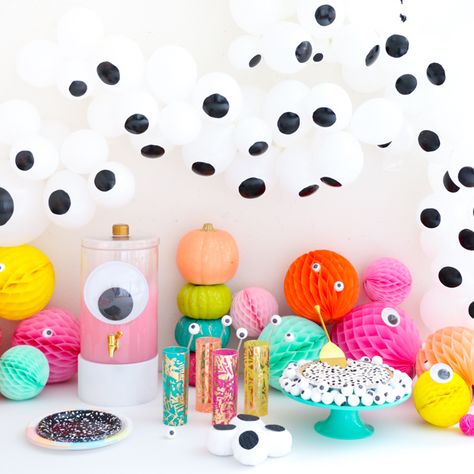 A Kailo Chic Life: Decorate It - A Googly Eye Balloon Garland and Party Birthday Card Diy Kids, Girly Halloween Party, Decorating Halloween, Girly Halloween, Adult Party Themes, Halloween Party Ideas, Monster Birthday Parties, Modern Halloween, Adult Halloween Party