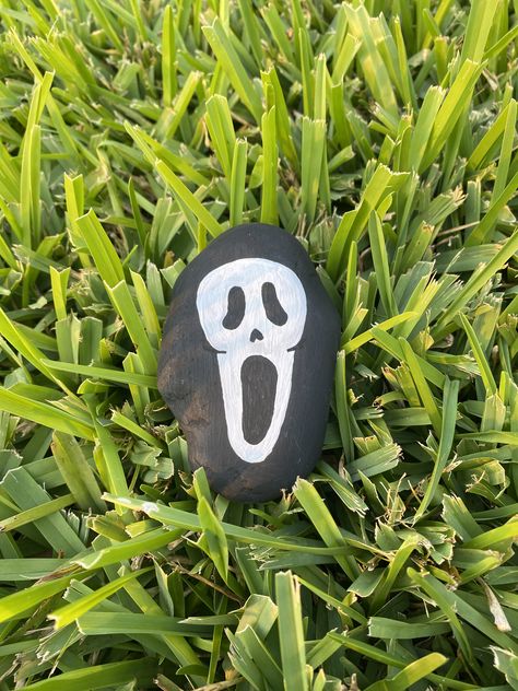 Ghost Face Rock Painting, Scream Rock Painting, Rock Painting Ideas For Fall, Horror Rock Painting, Fall Rock Painting Ideas, Rock Painting Idea, Halloween Pumpkin Crafts, Scream Mask, Movie Crafts