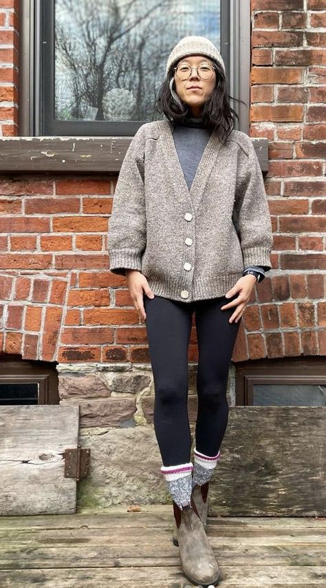 Casual Fall Outfits With Blundstones, Winter Outfits Blundstone, Outdoorsy Hipster Style, Blundstone Outfit Leggings, Granola Party Outfit, Blundstone Street Style, Outdoorsy Outfits Winter, Tree Outfit, Portland Style Outfits