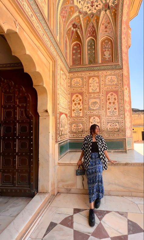 jaipur aesthetic amer fort desi girl aesthetics Amer Fort Photography, Jaipur Amer Fort, Fort Poses Ideas, Poses In Fort, Jaipur Asthetic Picture, Jaipur Picture Ideas, Amer Fort Jaipur Photography, Jaipur Photography Instagram, Outfit For Jaipur Trip