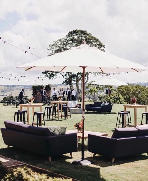 63 Outdoor Wedding Ideas You’ll Fall in Love With - hitched.co.uk Cocktail Wedding Reception, Hamptons Wedding, Modern Cocktail, Outdoor Cocktail, Cocktail Hour Wedding, Byron Bay Weddings, Wedding Lounge, Dry Bars, Wedding Furniture