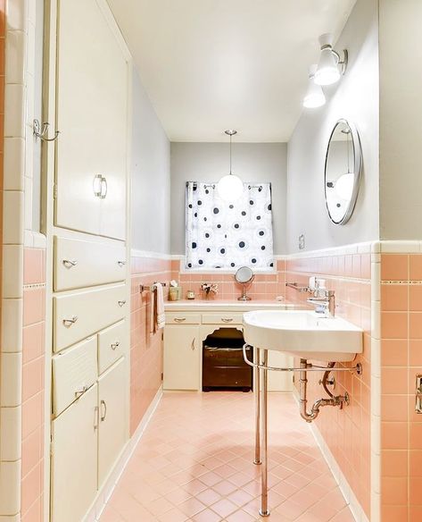 16 Pink Bathrooms That Prove This Color Works in Any Room Pink Tile Bathroom Ideas, Pink Tile Bathroom, Pink Bathroom Tiles, Pink Bathtub, Pink Tub, Vintage Pink Bathroom, Peach Bathroom, Pink Tile, Pink Bathroom Decor