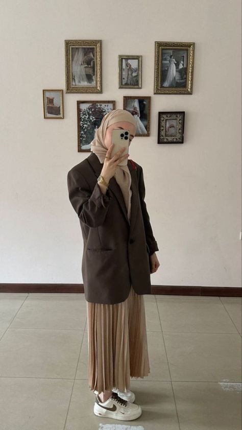 Hijab Teacher Outfit, Modest Winter Outfits, Muslimah Outfit, Simple Style Outfits, University Outfit, Street Hijab Fashion, Muslim Outfits Casual, Hijabi Style, Casual Hijab Outfit