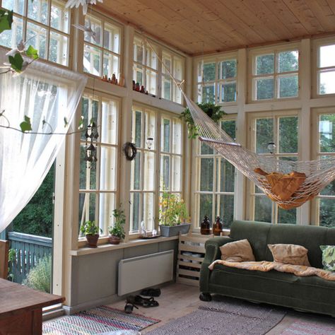 Love the hammock! Modern Farmhouse Sunroom, Farmhouse Sunroom, Sunroom Decorating, Indoor Hammock, Lots Of Windows, House Goals, Style At Home, Design Case, House Inspo