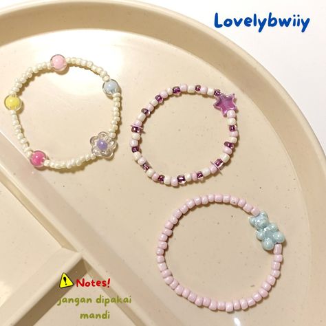 Gelang Manik Aesthetic, Beaded Ideas, Manik Manik, Cute Friendship Bracelets, Beads Designs, Beads Ideas, Bead Charms Diy, Diy Bracelet Designs, Handmade Jewelry Tutorials