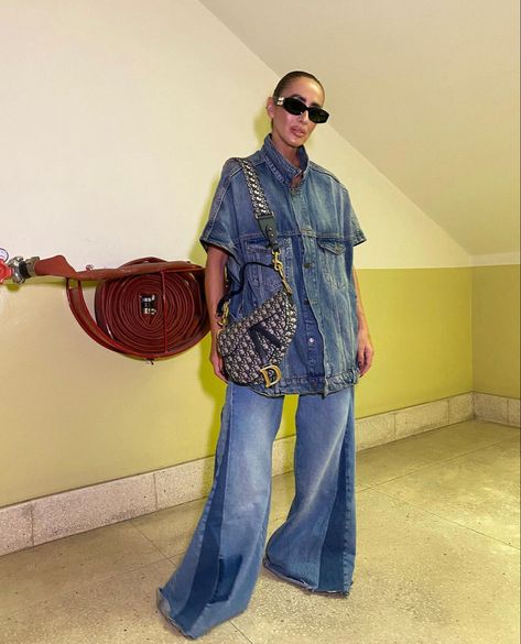 Denim Monochromatic Outfit, Luxury Denim Bags With Elegant Style, Sade Denim, Designer Denim Blue Denim Bags, Luxury Modern Denim Bags, Total Denim Outfit, Dior Saddle Bag Outfit, Blue Dior Saddle Bag, Denim Dior Saddle Bag