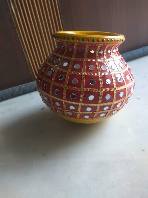 Diy Matki Decoration, Matki Decoration Ideas For Navratri, Clay Pots Decoration Ideas, Matli Decoration For Wedding, Matki Decoration Ideas For Wedding, Decorated Matki, Garbo Decoration Navratri, Matka Decoration Pots Wedding, Garba Decoration Ideas Navratri