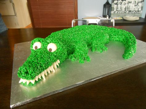 alligator cake -levi's rice crispie gator Alligator Cake Ideas, Birthday Cake Template, Croc Party, Reptile Cake, Crocodile Cake, Alligator Cake, Impressive Cakes, Crocodile Party, Swamp Party