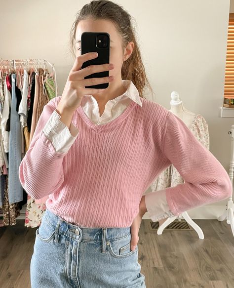 Pink Crochet Sweater Outfit, Cardigan With Collared Shirt, V Neck Sweater With Collared Shirt, Pink Crew Neck Outfit, Cute Pink Sweater Outfits, Sweater With Collared Shirt Women, Outfit With Pink Sweater, Pink Shirt Outfit Winter, Pink V Neck Sweater Outfit