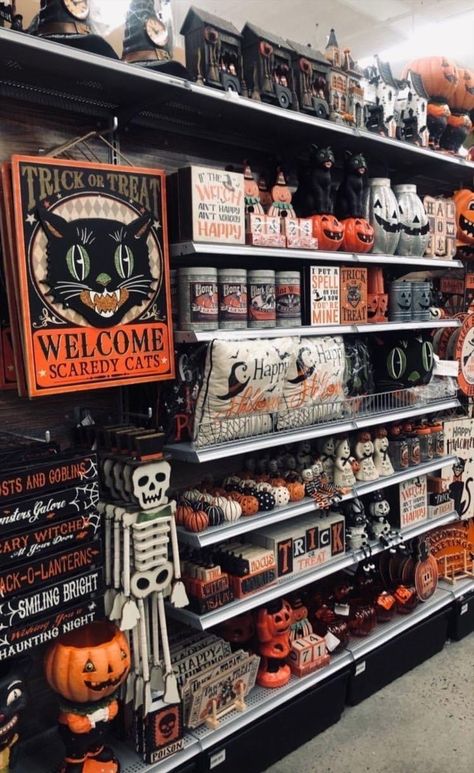 Halloween Shopping Aesthetic, Spirit Halloween Aesthetic, Queen Of Halloween, Outdoor Halloween Decor, Decorating Hacks, Spooky Szn, Halloween Tattoo, Zucca Halloween, Halloween Store