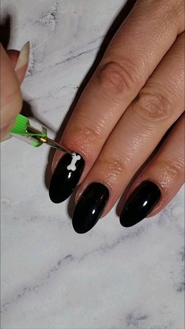 Skeleton Nails Easy, Bone Nails, Dead Nails, Halloween Nail Art Easy, Halloween Nails Easy, Skeleton Bones, Dotting Tool, Art Brush, Nail Art Videos