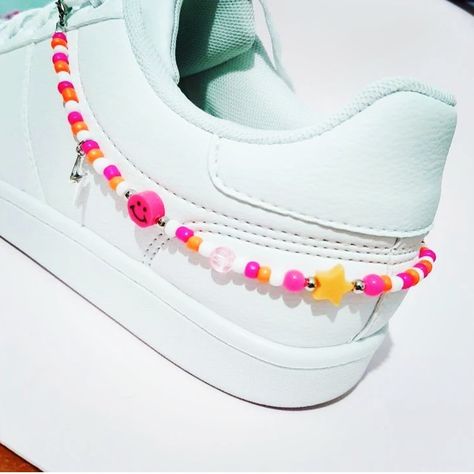 Accessories Beaded Shoe Strap, How To Make A Shoe Charm, Shoe Strap Beads, Beaded Shoe Charm, Beads Shoes, Shoe Charms Diy, Shoes Bracelet, Shoe Bracelet, Shoes Charms