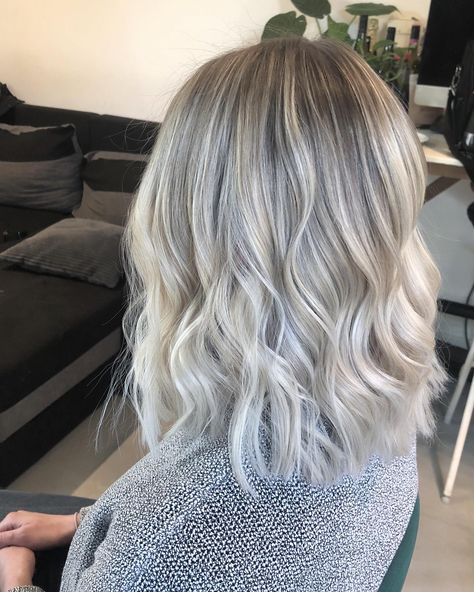 Hair Colour Ideas For Short Hair Shoulder Length, Shoulder Cut Hairstyles, Collarbone Length Hair Fine, Grey Shoulder Length Hair, Above The Shoulder Hairstyles, Mid Length Grey Hair, Shoulder Length Hair Trends, Short Shoulder Length Hair With Bangs, Blonde Shoulder Length Hair With Bangs