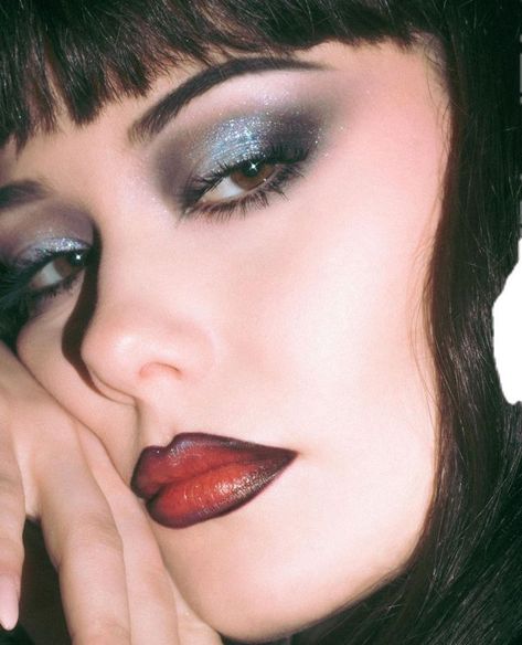 Metal Makeup Looks, 90s Goth Makeup, Grunge Eye Makeup, Witchy Makeup, Rock Makeup, Red Hair Looks, Cherry Red Hair, Maquillage On Fleek, Witch Makeup