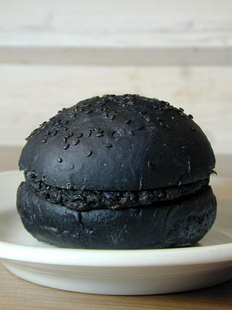 Gothic Food, Black Burger, Black Food, Food Drink Photography, Burger Bar, Burger Buns, Food Trends, Burger Recipes, An Article