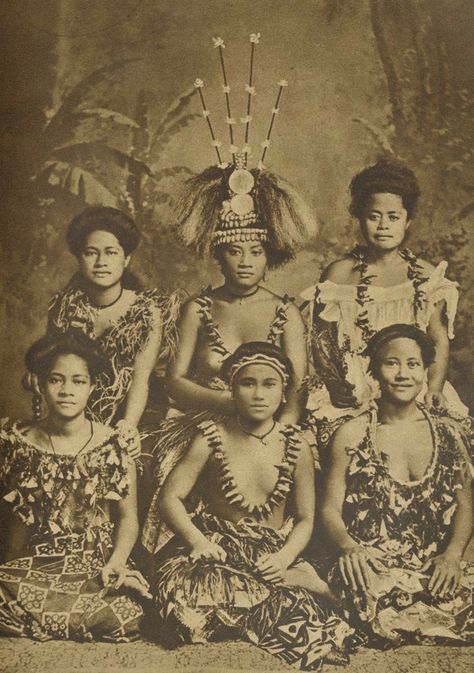 Indigenous Samoan women. Pinterest @sweetness Samoan Dance, Samoan People, Samoan Women, Polynesian Women, Polynesian Dance, Maori People, Polynesian Art, Indigenous Americans, Polynesian Culture