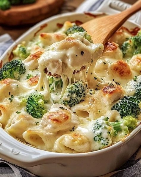 Chicken and Broccoli Baked Alfredo 🍗🥦🧀 Ingredients: 1 pound rigatoni pasta 1 rotisserie chicken, meat shredded 2 cups creamy Alfredo sauce 1 1/2 cups fresh broccoli florets 1 cup mozzarella cheese, freshly shredded 1/2 cup grated Parmesan cheese Salt and freshly ground black pepper, to taste 1 tablespoon garlic powder Instructions: Preheat your oven to 375°F (190°C). Cook the rigatoni pasta according to package instructions until al dente. Drain and set aside. In a large pot, combine the sh... Baked Alfredo, Creamy Alfredo Sauce, Cravings Food, Alfredo Sauce Recipe Homemade, Chicken Alfredo Bake, Chicken Broccoli Alfredo, Broccoli Bake, Rigatoni Pasta, Chicken And Broccoli