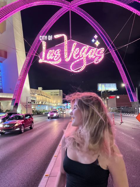 Shopping In Vegas, Las Vegas Sign Picture Ideas, Vegas Pictures, Birthday In Vegas, Las Vegas Photo Ideas, Las Vegas Photoshoot, Freemont Street Las Vegas, Freemont Street, Las Vegas Outfit