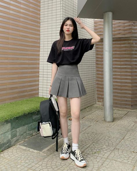 Korean Fashion Skirt Short, Skirt And Sweatshirt Outfit, Outfit For Short Women, Rok Korean Style, Korean Skirt Outfits, Korean Summer Dress, Cute Mini Skirt Outfits, Korean Fashion Skirt, Ootd Korean Style