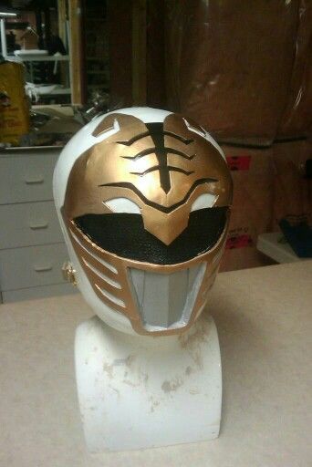 Diy power ranger helmet! Power Rangers Mask, Power Rangers Helmet, Ranger Costume, Halloween Appetizers Easy, White Ranger, Knight Helmet, Power Rangers Costume, Pink Ranger, Halloween Pumpkin Carving Stencils