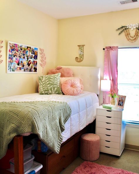 Mint Green And Pink Dorm Room, Sage Green And Blush Dorm Room, Light Pink And Green Dorm Room, Dorm Room Pink And Green, Sage Green And Pink Dorm Room, Green And Pink Dorm Room, Room Inspiration Bedroom Teenagers, Green And Pink Dorm, Pink And Green Dorm Room