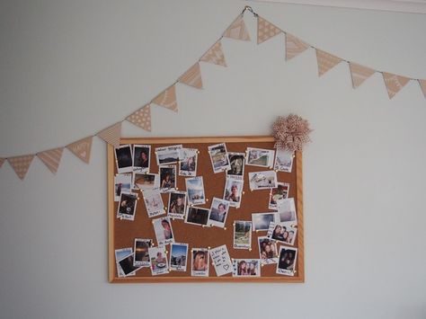 Polaroid pictures on a pin board (don't pin through the pictures. Instead use two pins and put them around the picture to make it stay on the board). made by Kira Jurges Polaroid Pin Board, Polaroid Cork Board, Photo Pin Board, Board Decoration Ideas Creative, Polaroid Board, Pin Board Ideas, Big Kid Bedroom, Kid Bedrooms, Office Board