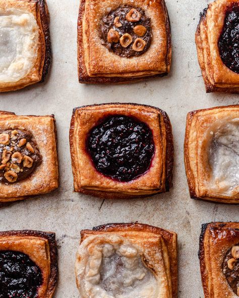 Kouign amann Kouign Amann Recipe, Bread By Hand, Pastry Treats, Bread Pastries, Japanese Milk Bread, Vegetarian Cookies, Kouign Amann, Buttered Corn, Croissant Recipe