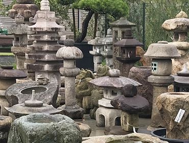 Small Japanese Garden Ideas, Japanese Garden Ornaments, Japanese Stone Garden, Diy Japanese Garden, Japanese Backyard, Japanese Ornaments, Japanese Garden Lanterns, Modern Japanese Garden, Japanese Inspired Garden