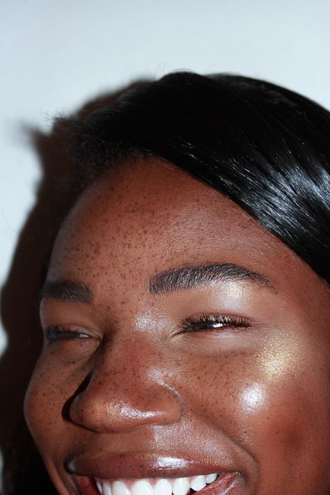 Fake Freckles On Black Women, Dark Skin Freckles, Freckles On Dark Skin, Jay Aesthetic, White Henna Tattoo, People With Freckles, Dark Skin Models, Women With Freckles, Fake Freckles