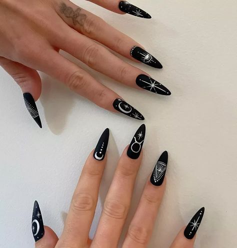 Dot Nail Art Designs, Fox Nails, Fall Nail Trends, Dot Nail Art, Manicure Inspiration, Nail Art For Beginners, Dots Nails, Black Nail Designs, White Nail