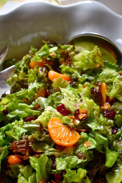 Salad Recipes Holidays, Mandarin Orange Salad, Holiday Salad, Lettuce Salad Recipes, Christmas Salad Recipes, Holiday Salads, Christmas Salads, Candied Almonds, Pecan Salad